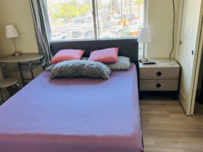 LA guest room with private bathroom free parking